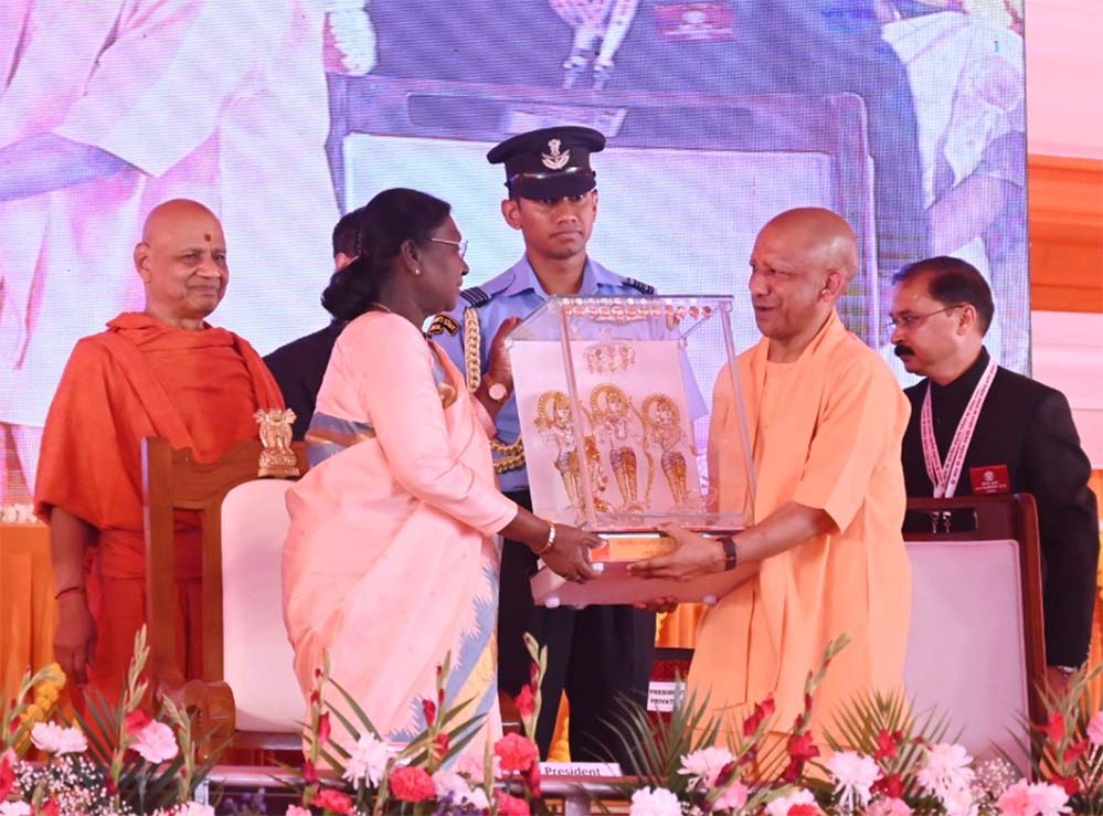राज्यपाल और मुख्यमंत्री ने रामनगरी में राष्ट्रपति का गर्मजोशी से स्वागत किया