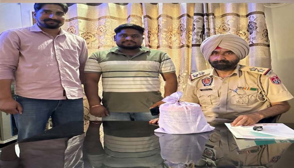 अमृतसर में सीमा से 980 ग्राम हेरोइन बरामद, पुलिस और BSF का संयुक्त ऑपरेशन, तस्करों की तलाश तेज