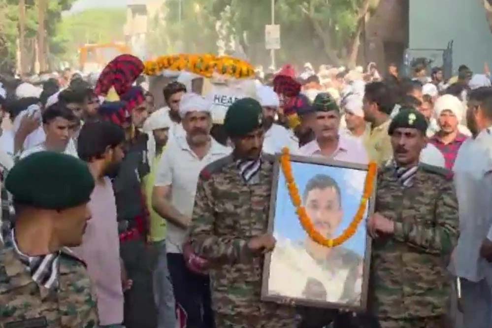 बड़े बेटे ने पहनी वर्दी, छोटे की तिरंगे में लिपटी लाश घर लौटी, आंखों से छलके आंसू