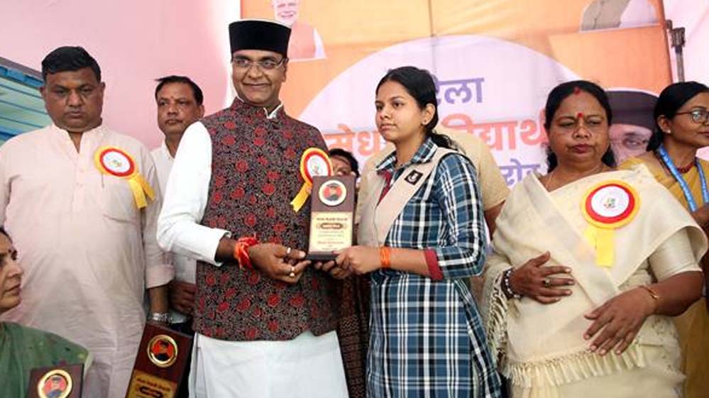 मंत्री सारंग ने नरेला में मेधावी विद्यार्थियों को किया सम्मानित, प्रोत्साहन से बढ़ेगा उत्साह