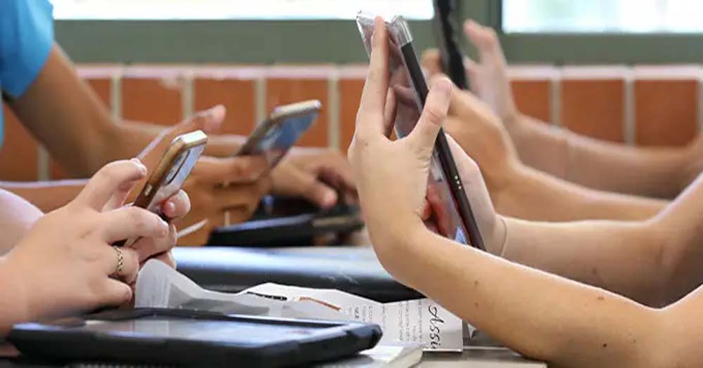 स्कूल में फोन पर बढ़ा बैन, बच्चों की पढ़ाई और दिमाग पर असर, दुनिया भर में बढ़ रहे प्रतिबंध