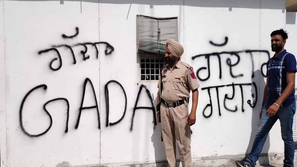 जालंधर में विरोध तेज: 7 सांसदों के इस्तीफे के बाद Harbhajan Singh के घर पर ‘गद्दार’ लिखकर जताया गुस्सा