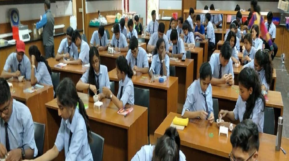 भोपाल और इंदौर में अफसरों ने शिक्षक बनकर की क्लास, 102 स्कूलों में बच्चों से किया संवाद