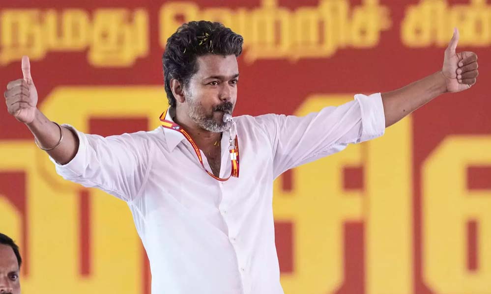 फ्लोर टेस्ट से पहले सत्ता समीकरण बदले: AIADMK के 30 बागी विधायक विजय सरकार के पक्ष में, AMMK ने भी बढ़ाया समर्थन