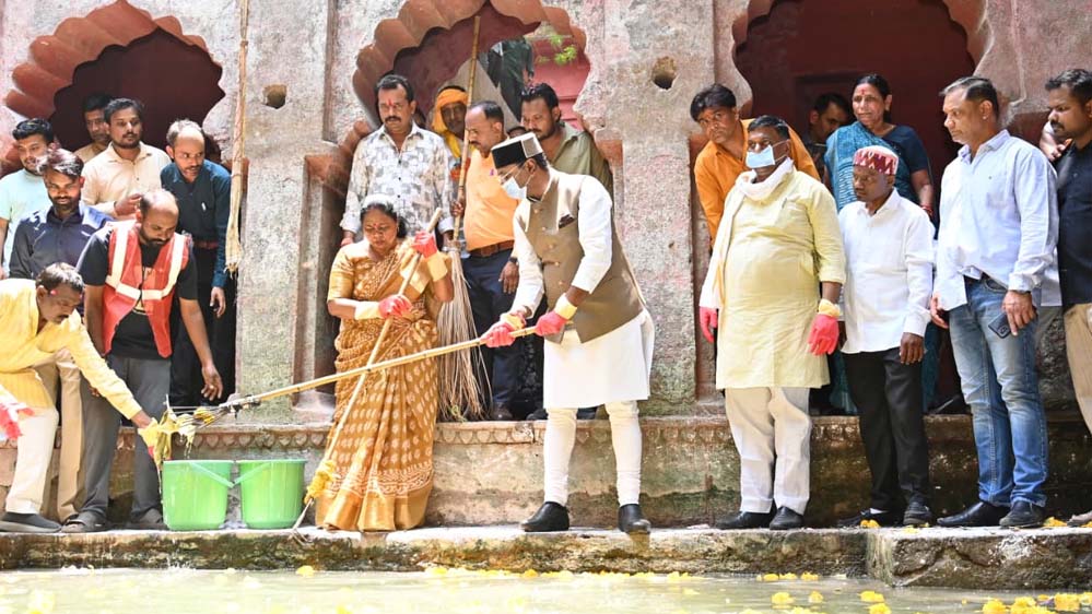बावड़ी सफाई के लिए मंत्री विश्वास सारंग का श्रमदान, लोगों को भी दिया स्वच्छता का संदेश