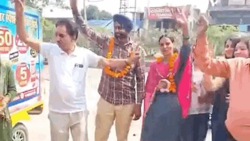 खुशी में छलके आंसू: ₹7 की लॉटरी ने बदल दी FCI वर्कर की जिंदगी, लगा ₹1 करोड़ का इनाम