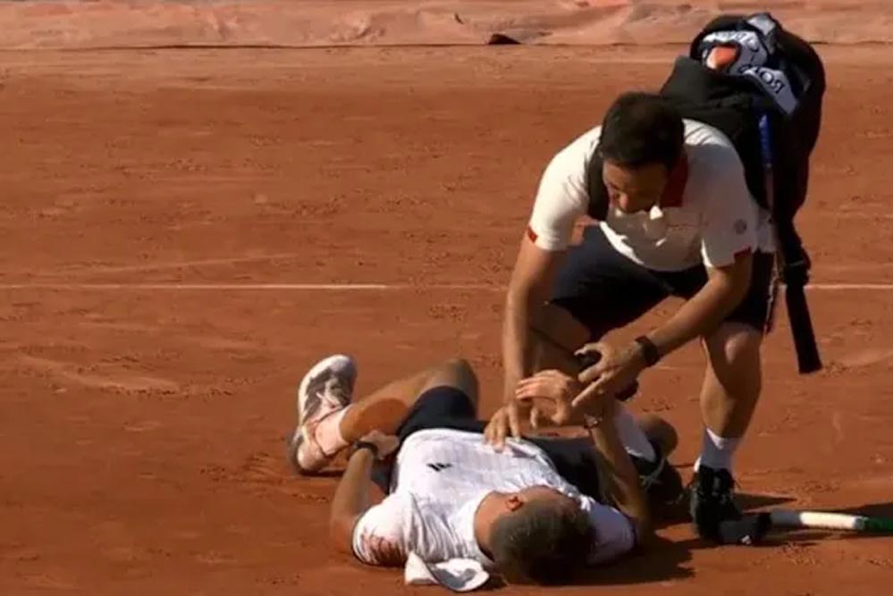 French Open में दिल थाम देने वाला पल, मैच जीतते ही कोर्ट पर गिर पड़ा ये दिग्गज खिलाड़ी