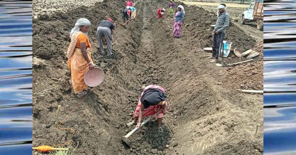 Work is underway to strengthen canals in Pushprajgarh under the Jal Ganga Samvardhan Abhiyan.