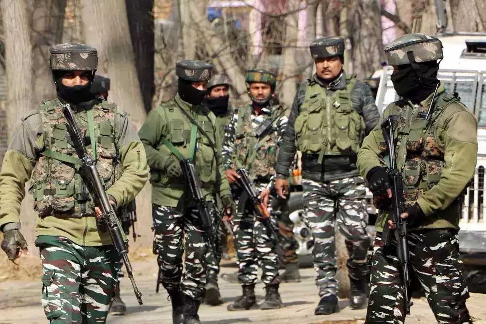 श्रीनगर में अलर्ट के बीच कार्रवाई: चेकिंग के दौरान 2 संदिग्ध गिरफ्तार, LeT से जुड़े पोस्टर बरामद