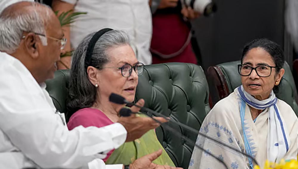 क्या TMC का कांग्रेस में विलय संभव है? राजनीतिक विशेषज्ञ ने समझाया पूरा गणित और कानूनी पेच