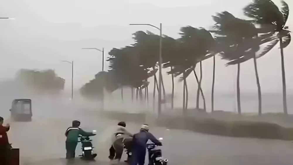हांसी में गिरा मोबाइल टावर, सिवानी में दिखा धूल का विशाल बवंडर, मौसम ने बदली करवट