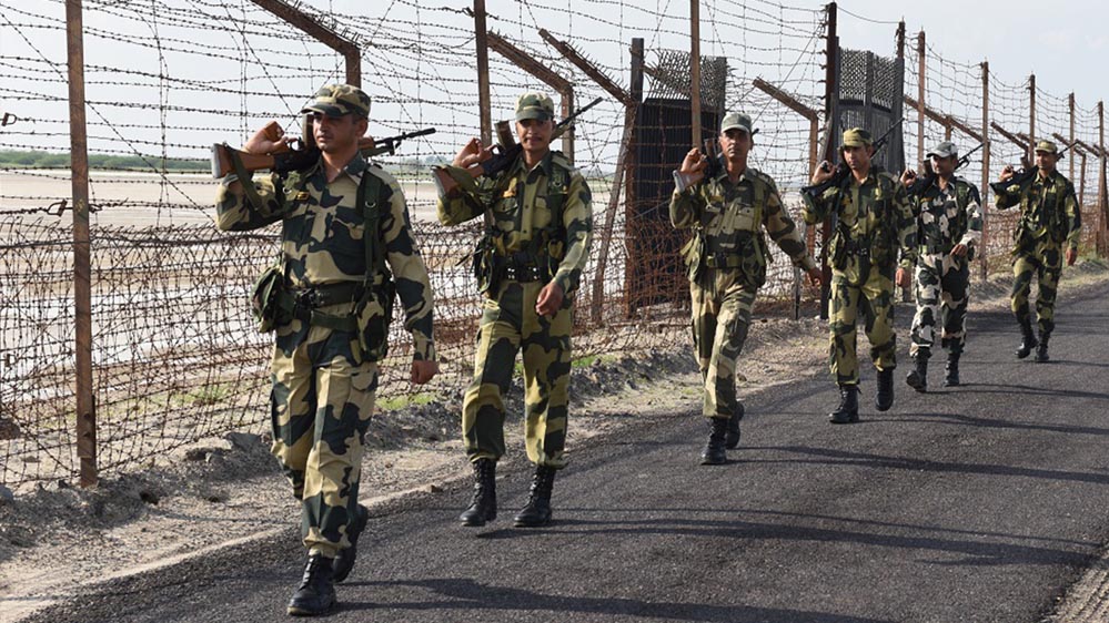 मालदा बॉर्डर पर तनाव चरम पर, घुसपैठियों के खिलाफ कार्रवाई के बीच BSF के सामने 7000 लोगों की भीड़