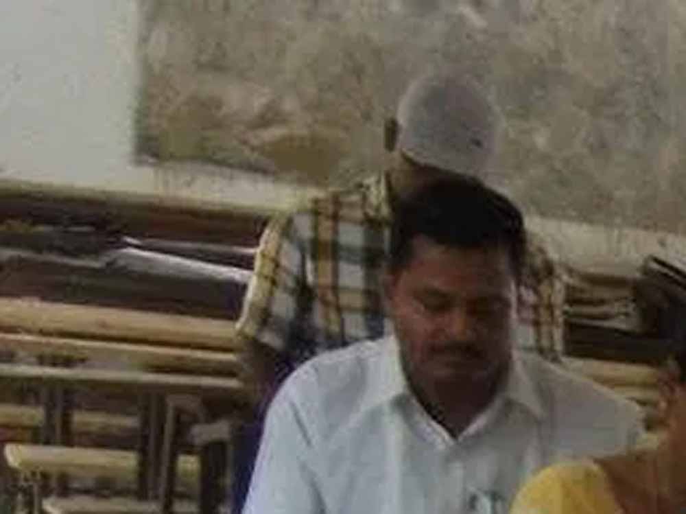 अच्छे नंबरों के लिए छात्रा की अनोखी अपील, कॉपी में लिखी अपनी मजबूरी