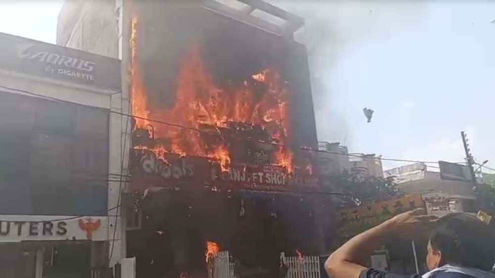 लखनऊ अग्निकांड: दुकान में लगी आग से कोचिंग सेंटर तक फैली लपटें, बचाव कार्य तेज