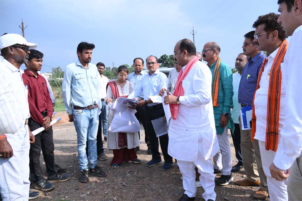 दुगनपाल में घर-घर जाकर देखी जल की आपूर्ति, पिछले पांच महीनों से गांव के हर घर में नल से आ रहा जल
