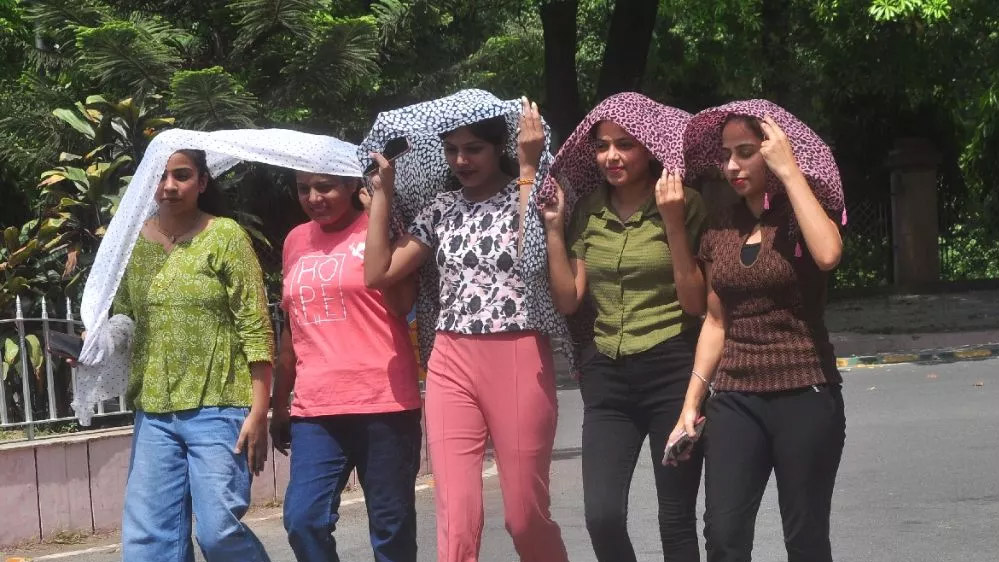 Punjab Weather Update: एक तरफ 41°C की तपिश, दूसरी ओर बारिश की उम्मीद; जानें किन जिलों में बदलेगा