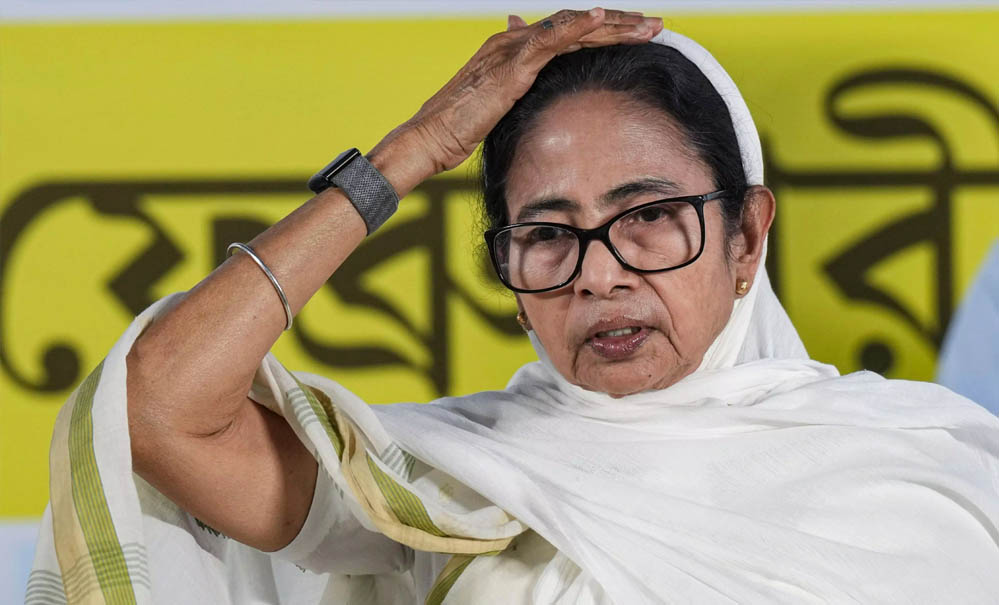 ममता बनर्जी की TMC के 3 बैंक खाते फ्रीज, जेट-हेलीकॉप्टर खरीद मामले में बड़ा कानूनी झटका