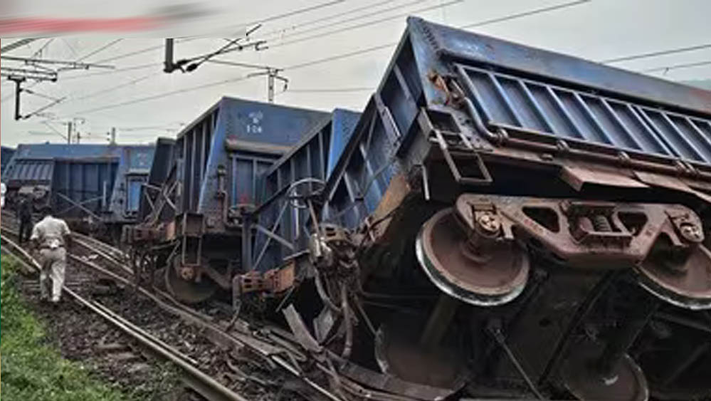 रेल यात्रियों के लिए बड़ी खबर: गाजियाबाद के पास मालगाड़ी दुर्घटनाग्रस्त, 53 ट्रेनों पर पड़ा असर