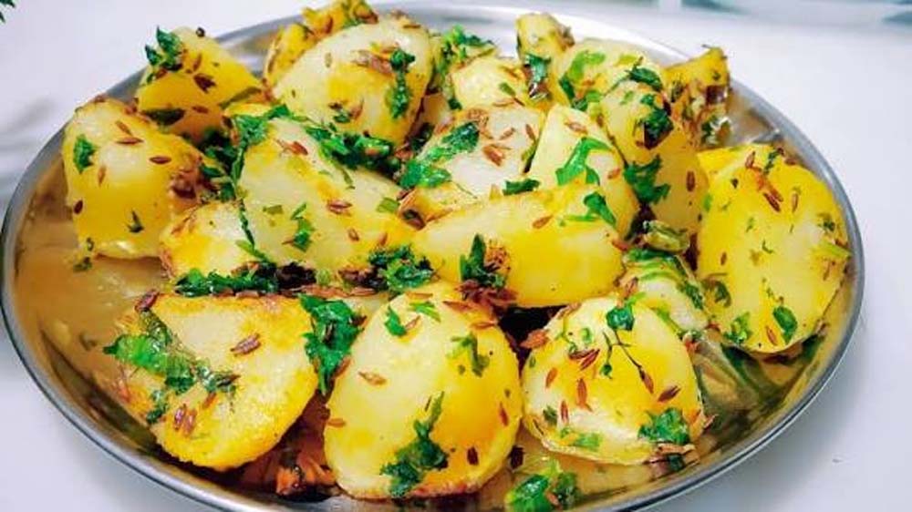10 मिनट में बनाएं धनिया वाले चटपटे आलू, दाल-चावल का स्वाद बढ़ाएं