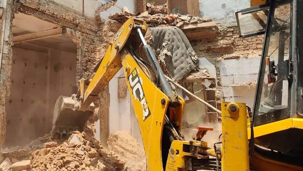 दालमंडी चौड़ीकरण के लिए सुरक्षा के बीच भवनों का ध्वस्तीकरण जारी