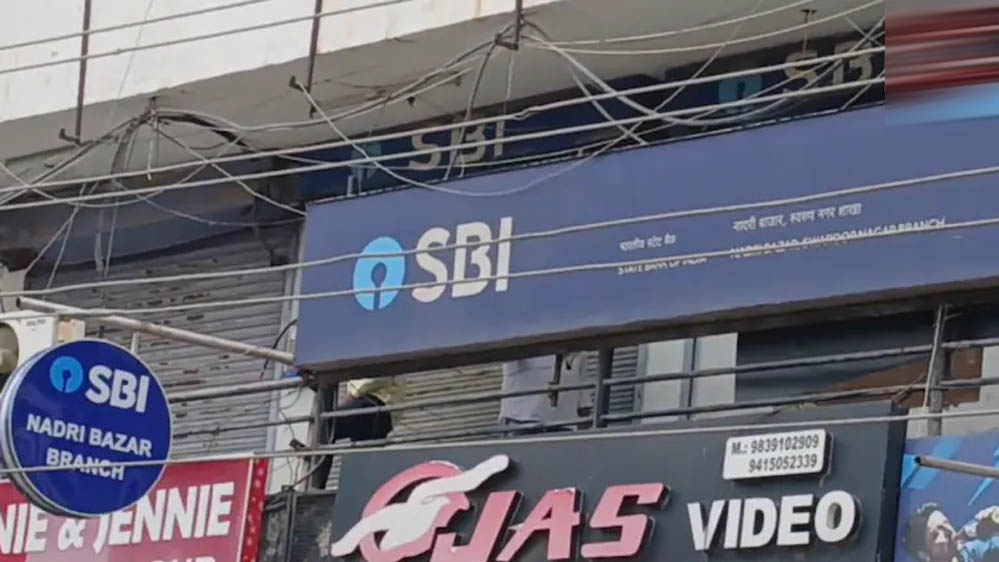 SBI लॉकर में 50 लाख के गहने थे या नहीं? 2003 से किराया कटता रहा, अब गायब मिले जेवर