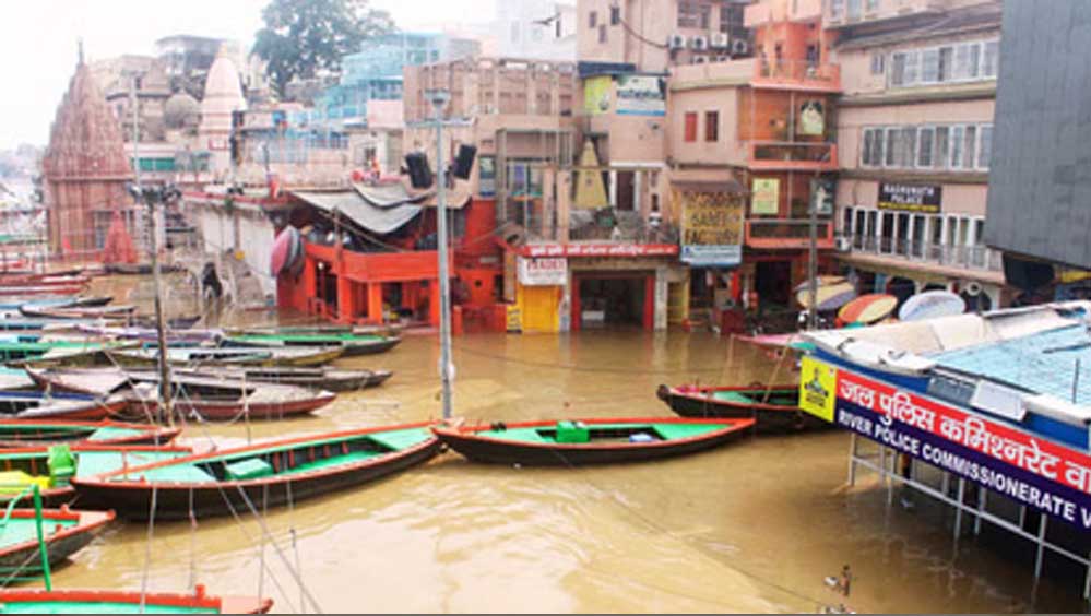 गंगा का रौद्र रूप! वाराणसी के 84 घाट जलमग्न, बाढ़ के खतरे के बीच NDRF-SDRF तैनात