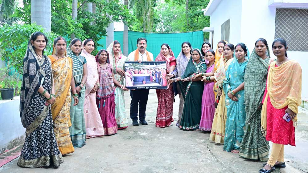 राखी बांधकर दीदियों ने दी डिप्टी सीएम विजय शर्मा को बधाई, गुजरात यात्रा के अनुभव भी किए साझा