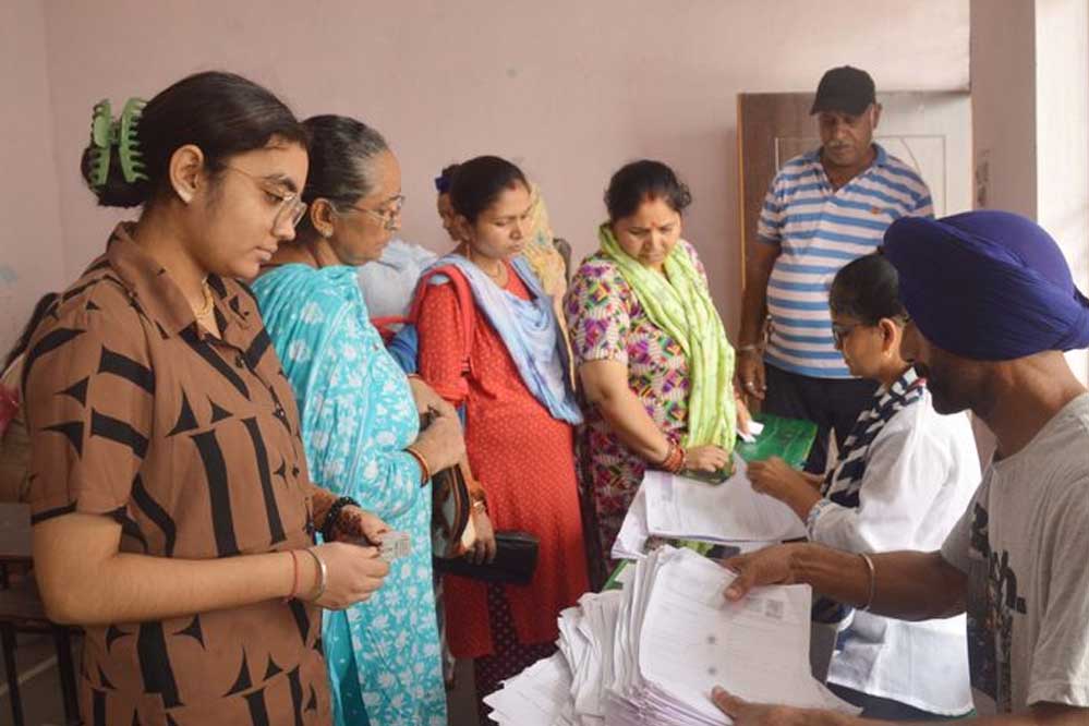 नाम जुड़वाने के लिए कैंपों में भारी भीड़! पंजाब में 1.46 लाख लोगों को SIR नोटिस, जानें जरूरी दस्तावेज