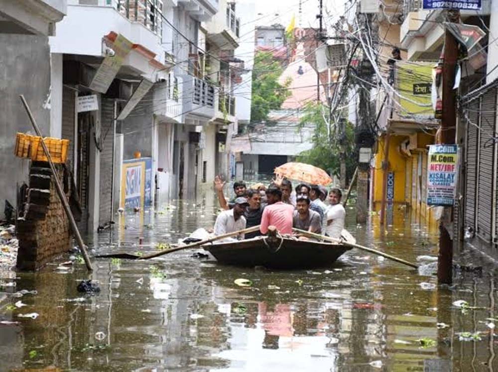 प्रयागराज में बारिश बनी आफत! रेलवे ट्रैक डूबे, घरों में घुसा पानी, स्कूलों में रेनी-डे