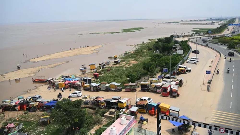 बिहार में बाढ़ का बड़ा खतरा! गंगा उफान पर, सैकड़ों एकड़ फसल डूबी, गांवों में बढ़ी दहशत