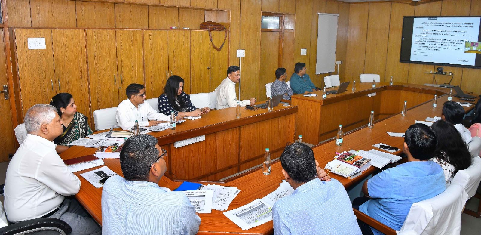 निकाय चुनाव की तैयारियों पर राजेश्वर सिंह ने लिया फीडबैक, बोले- लापरवाही बर्दाश्त नहीं