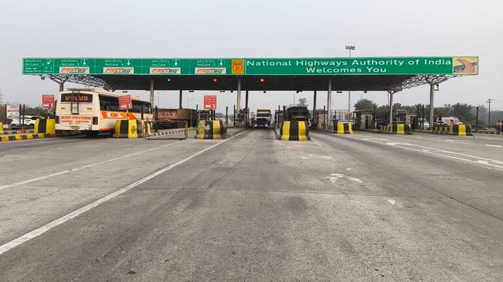 Toll Tax Alert: टोल प्लाजा पर संभलकर चलें, FASTag लेन में गलती हुई तो ऑनलाइन कटेगा डबल चार्ज