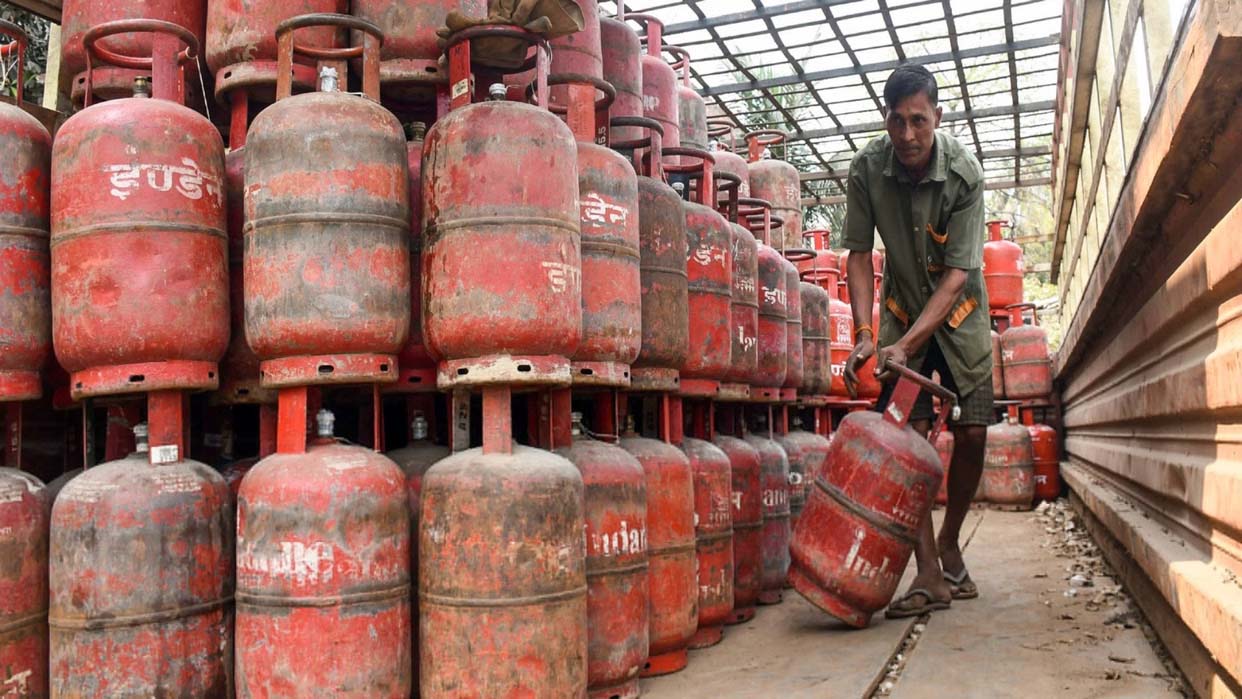 LPG ग्राहकों के लिए जरूरी खबर, 27.43 करोड़ ने कराया Biometric Authentication; बाकी तुरंत करें e-KYC