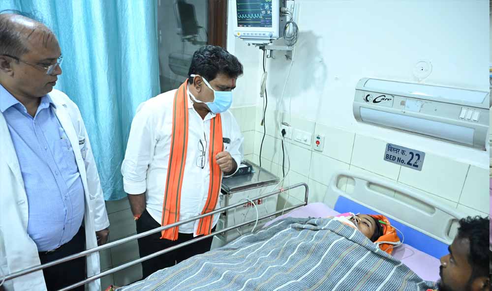 एम्स रायपुर में घायलों से मिले डिप्टी सीएम विजय शर्मा, इलाज और स्वास्थ्य व्यवस्था की ली जानकारी