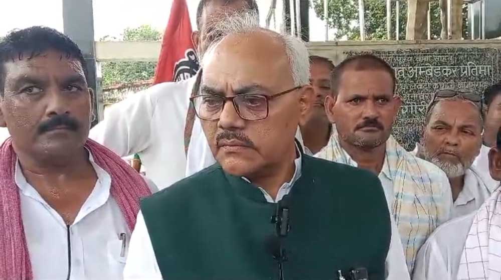अखिलेश यादव को लेकर SP MLC का अजीब बयान, ‘कुत्ते के गले में घंटी’ वाली टिप्पणी से सियासी घमासान