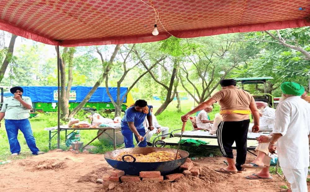 किसान आंदोलन में शामिल हुए गायक रेशम अनमोल, लंगर बांटा और महिलाओं की सेवा की; बॉर्डर पर डटे किसान