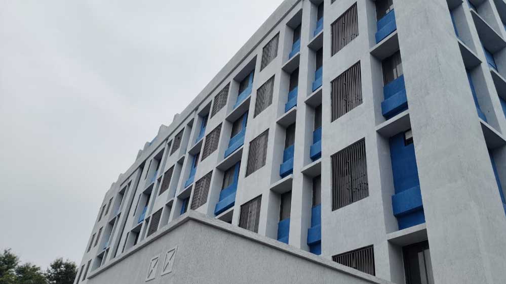 डेढ़ साल से तैयार खड़ी 26 करोड़ की इमारत नहीं आई काम, JP अस्पताल परिसर में मिलीं शराब की बोतलें