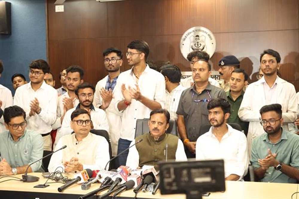 दो पुलिसकर्मी लाइन अटैच, निष्पक्ष जांच के निर्देश