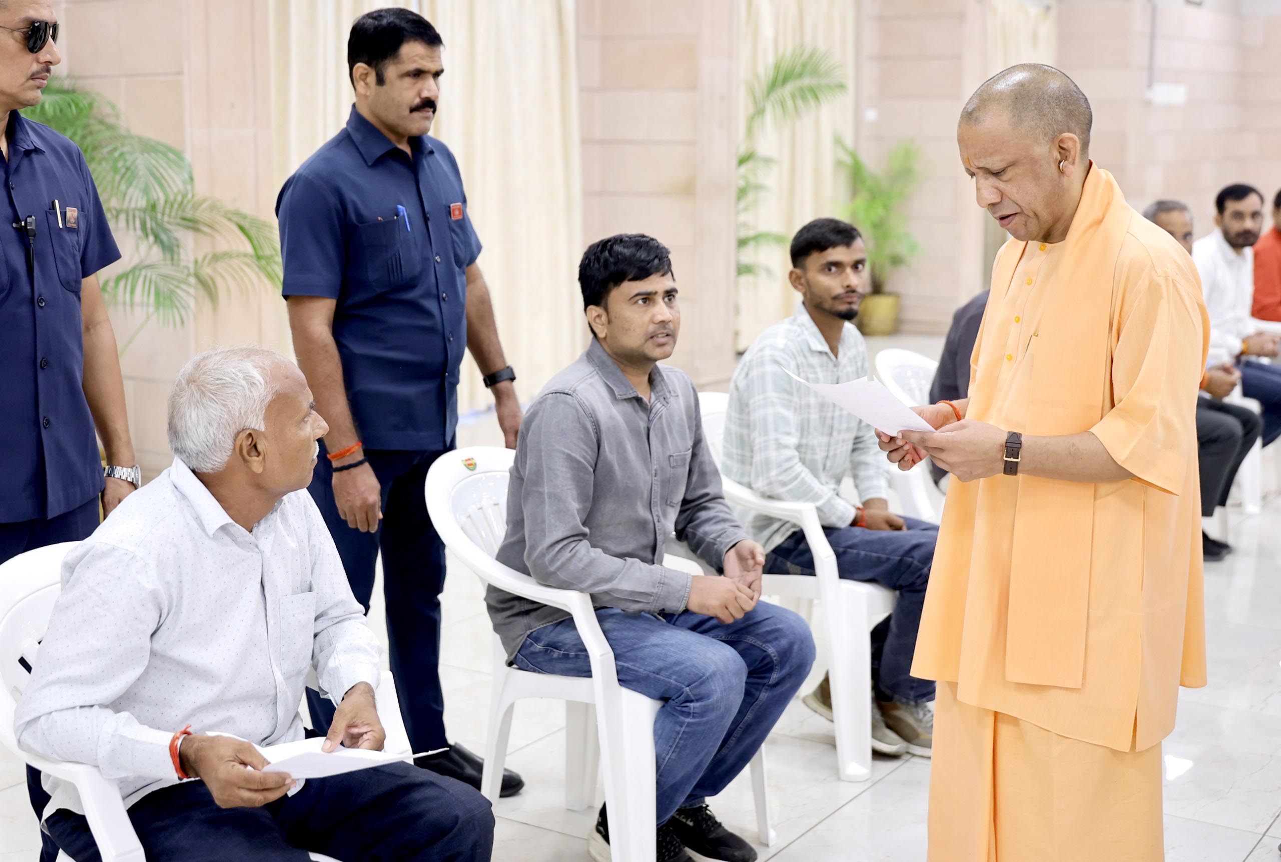 मुख्यमंत्री ने अफसरों को दिया निर्देश- संवेदनशील व्यवहार के साथ करें पीड़ितों की सहायता
