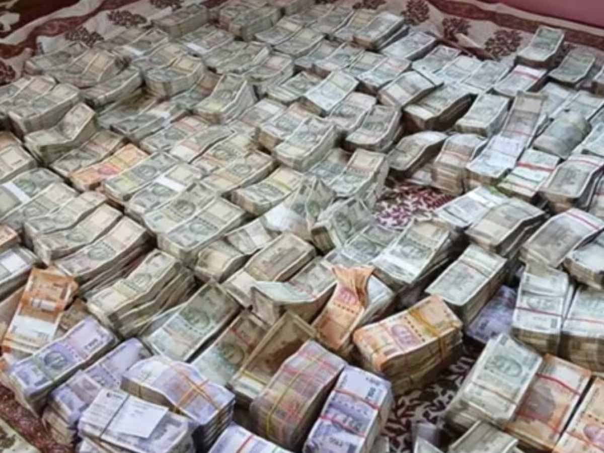 प्रयागराज में जमीन खोदते ही निकला नोटों का जखीरा, देर रात तक चार करोड़ की गिनती, पुलिस जांच जारी