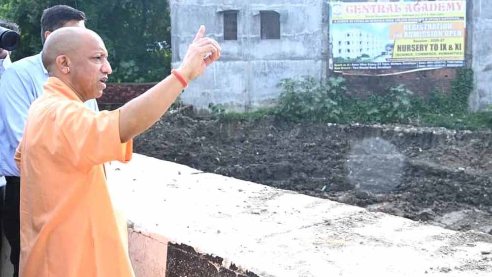ब्लीचिंग पाउडर, चूने और एंटी लार्वा के छिड़काव से मच्छरजनित बीमारियों पर नियंत्रण की तैयारी
