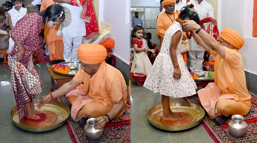 महानवमी पर सीएम योगी ने निभाई परंपरा, कन्याओं को भोजन कराकर दक्षिणा और उपहार भेंट किए