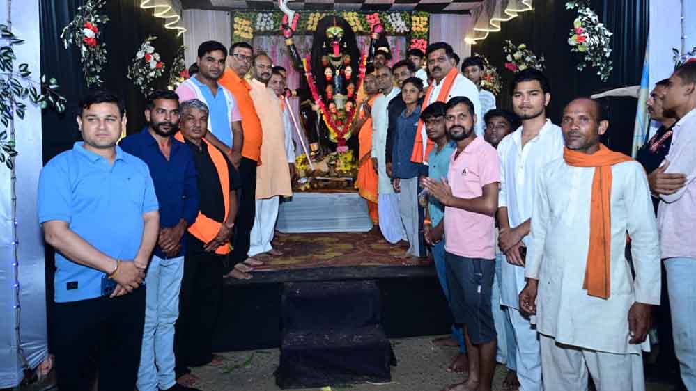 छत्तीसगढ़ के डिप्टी CM विजय शर्मा ने दुर्गा उत्सव समितियों के पंडालों में की पूजा, जसगीतों में हुए शामिल