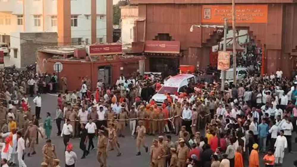 एंबुलेंस का सायरन सुनते ही रुके योगी आदित्यनाथ, मरीज के लिए खाली कराया रास्ता