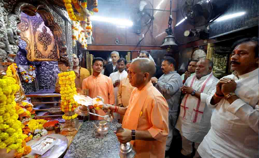 काशी पहुंचे मुख्यमंत्री योगी आदित्यनाथ, बाबा विश्वनाथ और कालभैरव का लिया आशीर्वाद