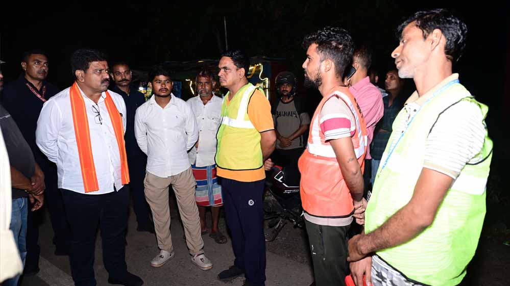 कवर्धा-बेमेतरा रोड पर पशुओं का जमावड़ा देख विजय शर्मा सख्त, अधिकारियों की लगाई क्लास