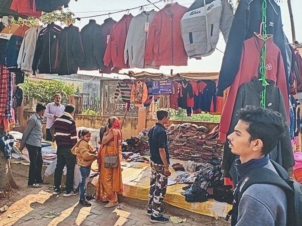 बस्तर में बदला मौसम, ठंड बढ़ने से गर्म कपड़ों के कारोबारियों के चेहरे खिले