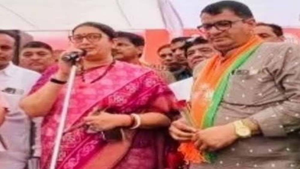 छत्तीसगढ़ में स्मृति ईरानी का भव्य स्वागत, पोस्टर-बैनर नहीं सिर्फ भाजपा के झंडे आए नजर