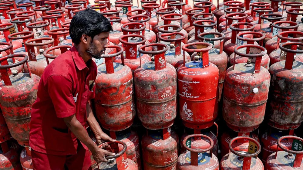 अक्टूबर की पहली तारीख से बड़ा बदलाव, LPG सिलेंडर महंगा; जानें नए नियम