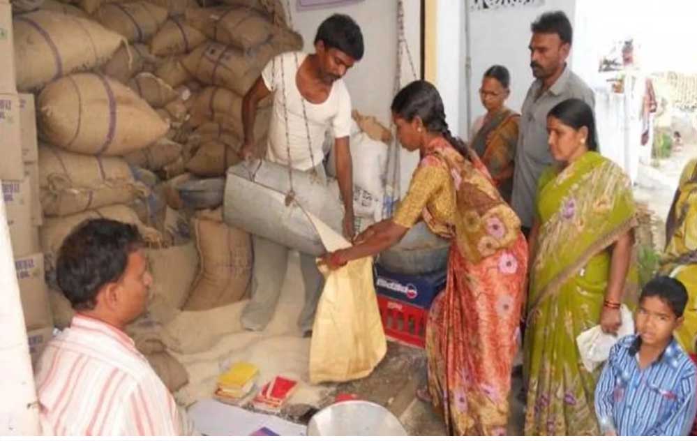 मुफ्त राशन योजना पर बड़ा अपडेट, मोबाइल खरीदने की खबर निकली भ्रामक; विभाग ने किया खंडन